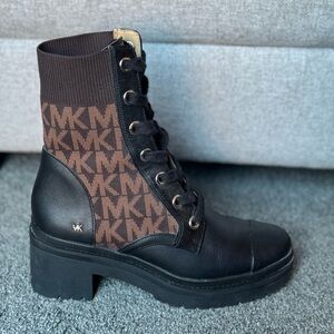 Fit like a 7. Barely worn. Beautiful boots.